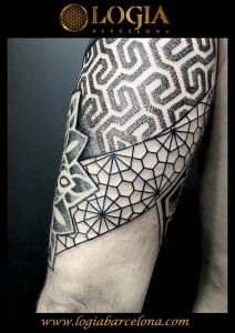 tatuaje-hombro-geometrico-Logia-Barcelona-Dasly-02    